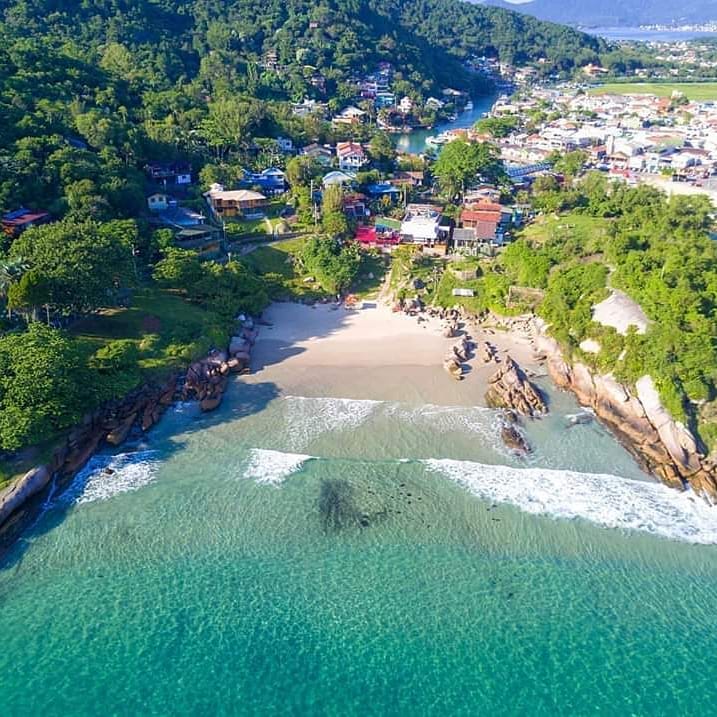 esacionamento a poucos metros da praia